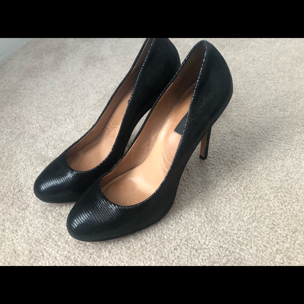 Ann Taylor black leather pumps, ECU, size 8 - Picture 4 of 5